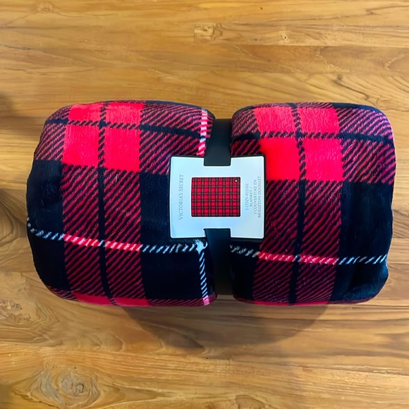 Black Friday Sale: NEW Red Victoria’s Secret Sherpa Blanket - Picture 3 of 4